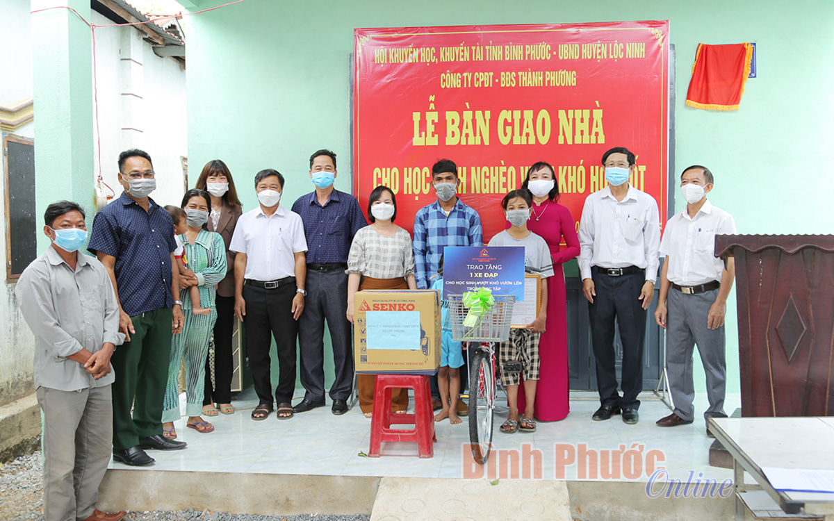 Lộc Ninh: Nhiều phần quà ý nghĩa dành cho học sinh hiếu học