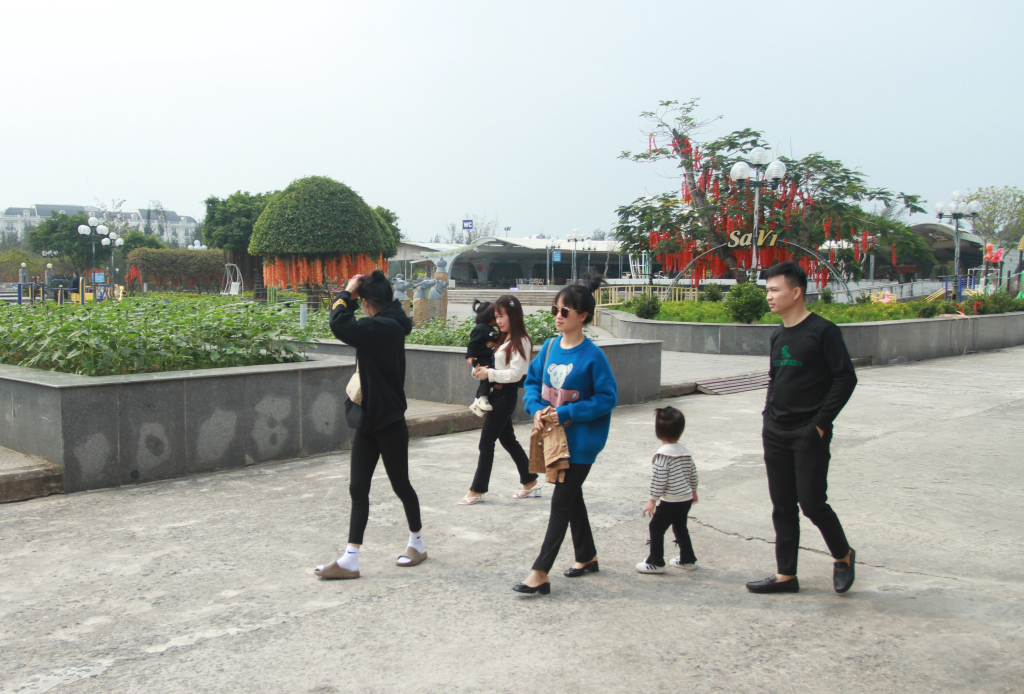 Một gia đình đi thăm quan Cụm thông tin cổ động Sa Vỹ.