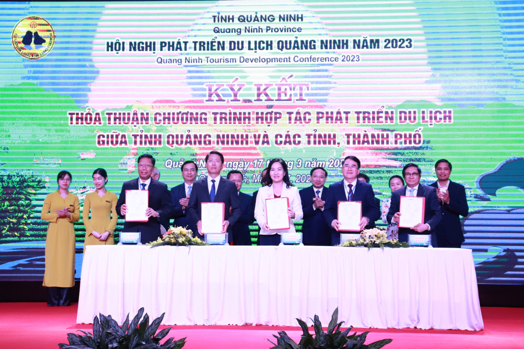 Quảng Ninh ký hợp tác phát triển du lịch với các địa phương. 