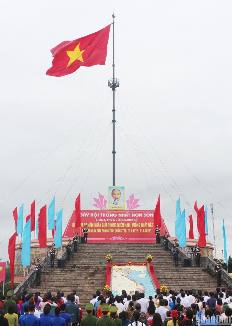 Lễ Thượng cờ “Thống nhất non sông” tại khu Di tích quốc gia đặc biệt Đôi bờ Hiền Lương-Bến Hải ảnh 1