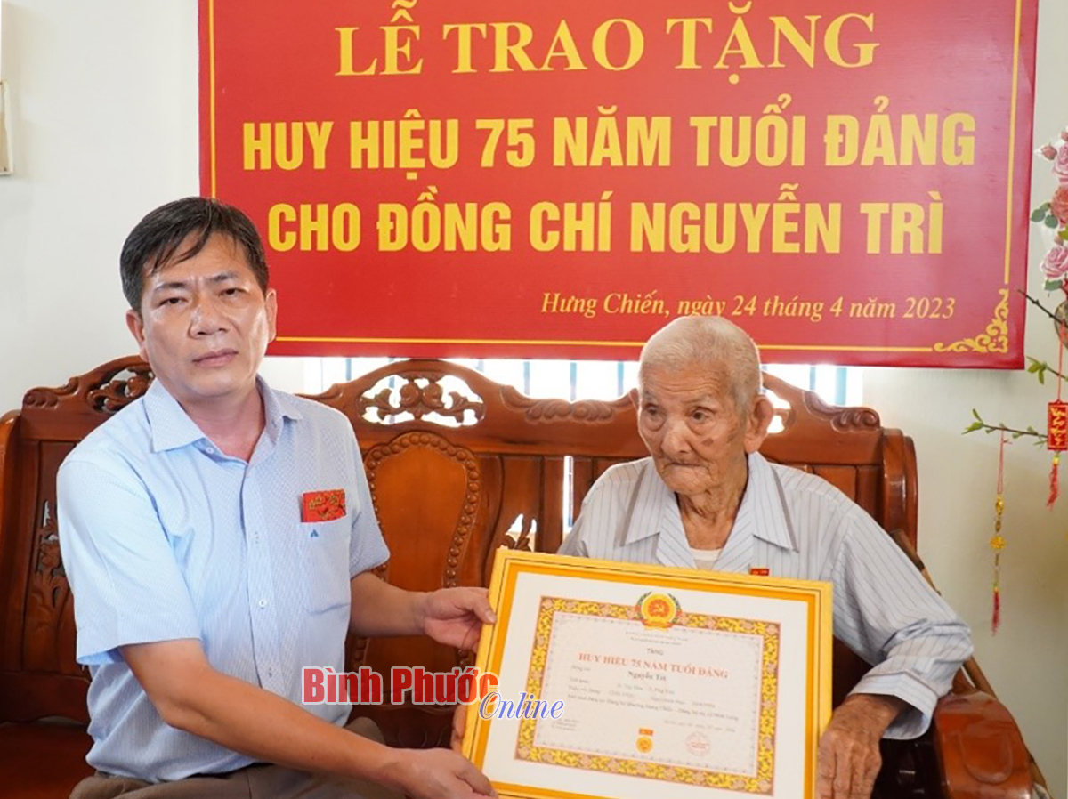 Bình Long: Trao Huy hiệu 75 năm tuổi Đảng cho đảng viên Nguyễn Trì