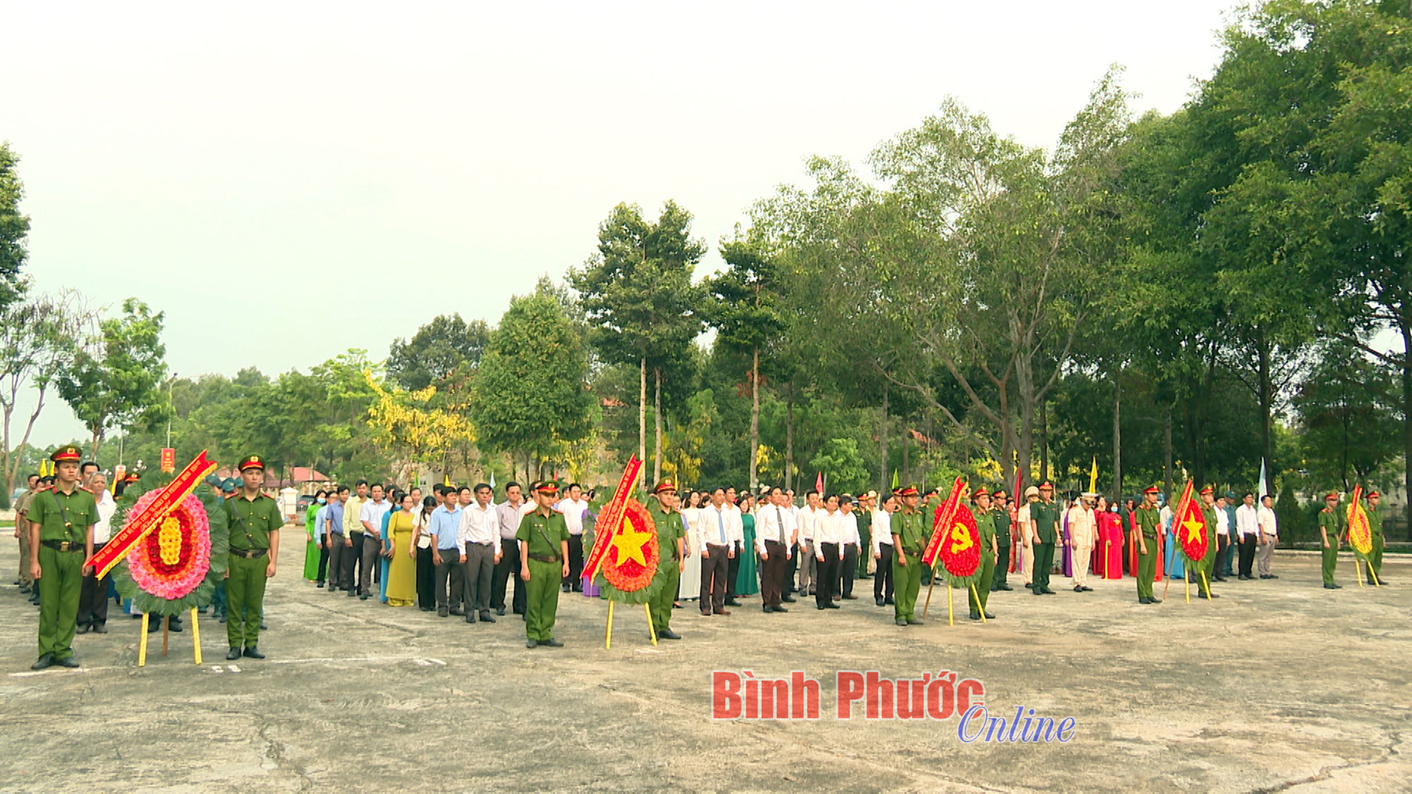 Chơn Thành: Viếng Đài tưởng niệm các anh hùng liệt sĩ thị xã