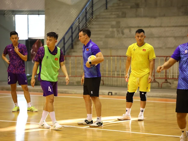 Huấn luyện viên Diego Raul hướng dẫn tập học trò các bài tấn công trong buổi tập đầu tiên tại Thái Lan. (Nguồn: VFF)