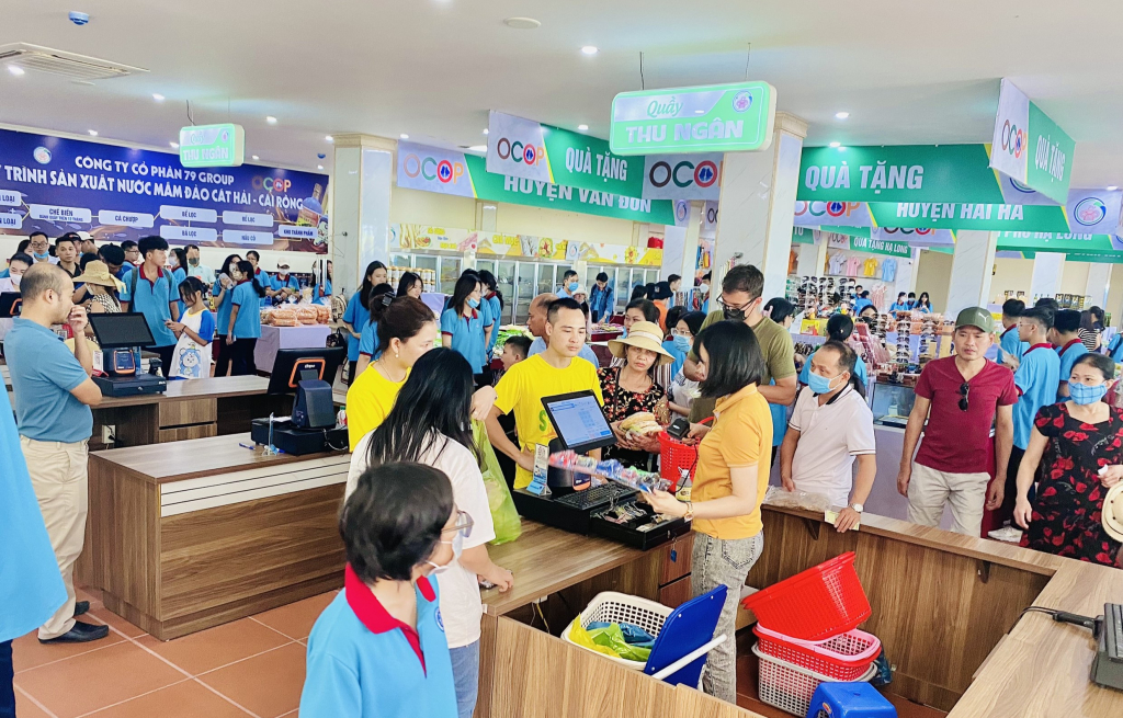 Du khách hào hứng mua sắm các sản phẩm OCOP Central Hạ Long.tại OCOP 