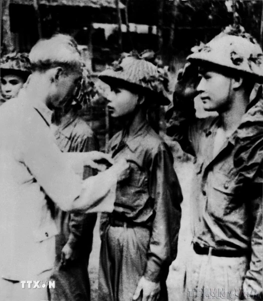 Chủ tịch Hồ Chí Minh tặng Huy hiệu “Chiến sỹ Điện Biên Phủ” cho những chiến sỹ lập công xuất sắc trong chiến dịch Điện Biên Phủ. (Ảnh: Tư liệu TTXVN)