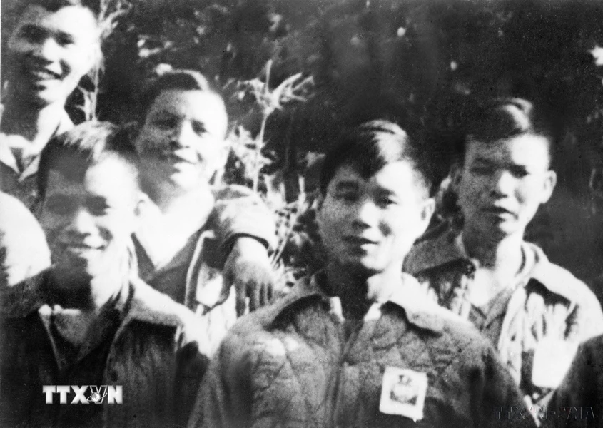 Anh hùng Liệt sỹ Phan Đình Giót (thứ hai, hàng sau, từ trái sang) chụp ảnh lưu niệm với đồng đội trước khi vào chiến dịch Điện Biên Phủ. Anh đã anh dũng hy sinh khi lấy thân mình lấp lỗ châu mai của địch trong trận mở màn đánh chiếm cứ điểm Him Lam, chiều 13/3/1954. (Ảnh: Tư liệu TTXVN)