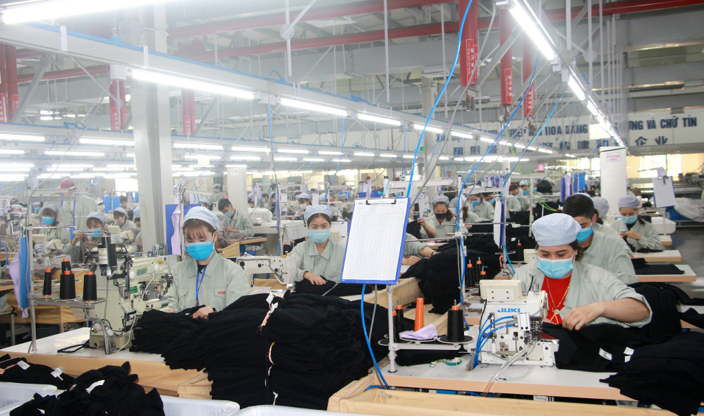 Sản xuất sản phẩm dệt may tại Công ty TNHH May mặc Hoa Lợi Đạt (KCN Cảng biển Hải Hà). Ảnh: Mạnh Trường