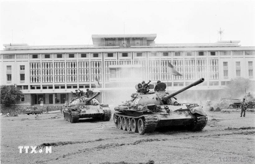 Sáng 30/4/1975, từ khắp mọi hướng, hàng trăm xe tăng, xe thiết giáp cùng bộ binh đồng loạt thẳng tiến Phủ Tổng thống Ngụy quyền Sài Gòn, giải phóng Sài Gòn. (Ảnh: Mai Hưởng/TTXVN)