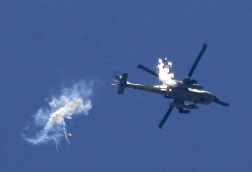 Máy bay Israel oanh tạc thị trấn Rafah ở Dải Gaza. (Ảnh: AFP/TTXVN)