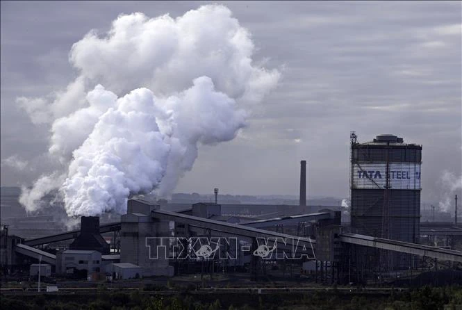 Khí thải phát ra từ một nhà máy. (Ảnh tư liệu: AFP/TTXVN)