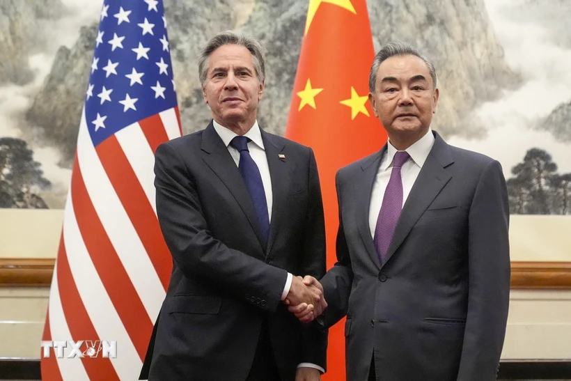 Ngoại trưởng Mỹ Antony Blinken (trái) và Bộ trưởng Ngoại giao Trung Quốc Vương Nghị tại cuộc gặp ở Bắc Kinh ngày 26/4/2024. (Ảnh: AFP/TTXVN)