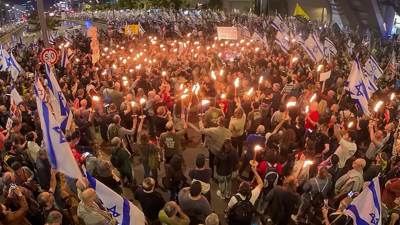 Người biểu tình bên ngoài trụ sợ Lực lượng Phòng vệ Israel tại Tel Aviv ngày 6/4/2024. (Nguồn: Times of Israel)