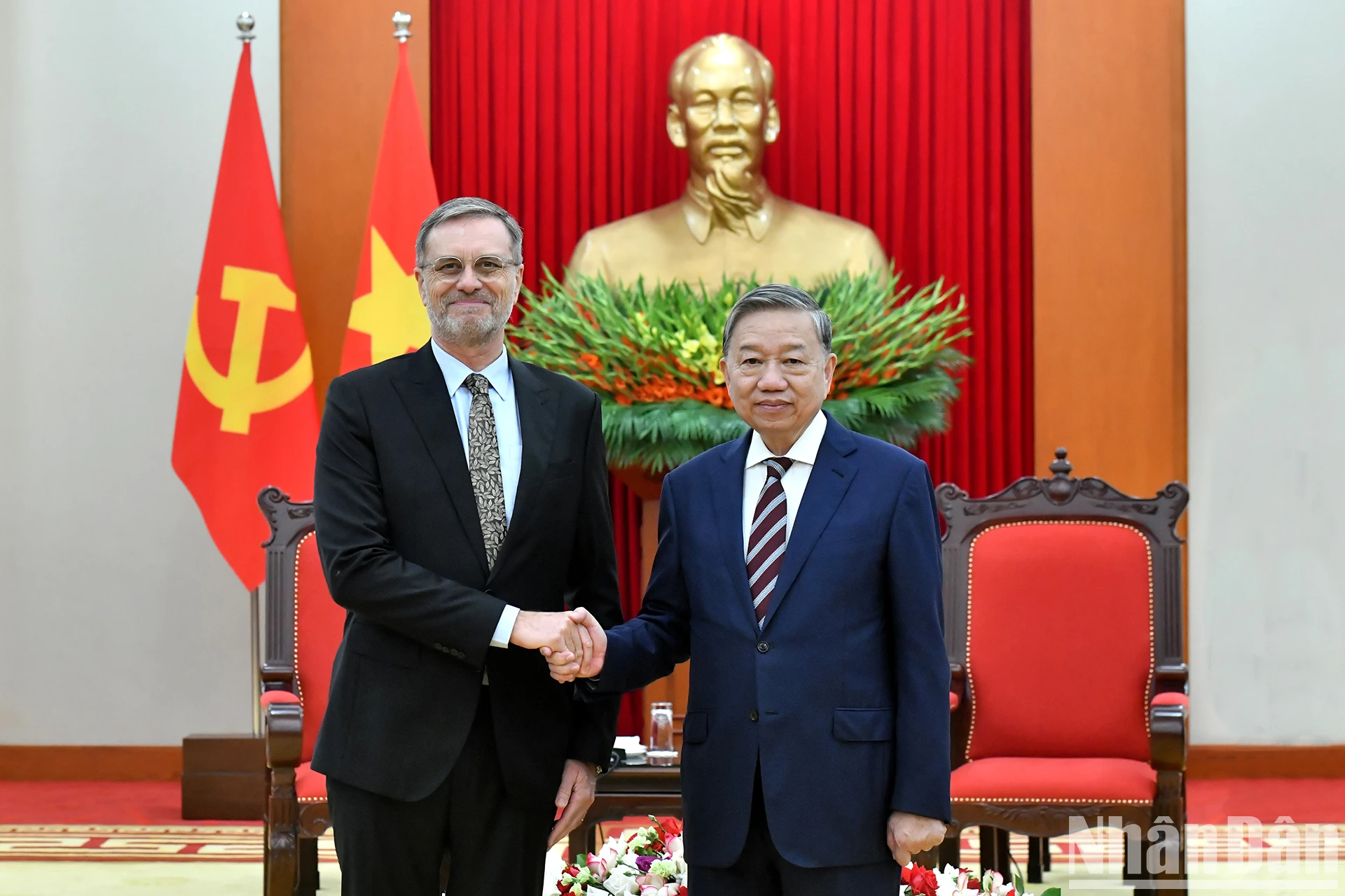 [Ảnh] Tổng Bí thư Tô Lâm tiếp Đại sứ Pháp tại Việt Nam Olivier Brochet ảnh 8