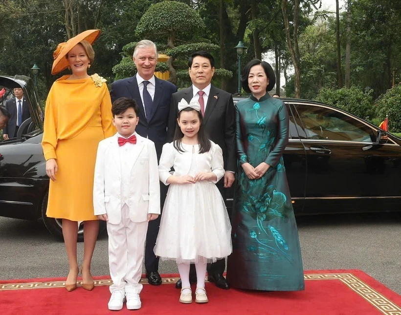 Chủ tịch nước Lương Cường và Phu nhân đón Nhà Vua Vương quốc Bỉ Philippe và Hoàng hậu. (Ảnh: Lâm Khánh/TTXVN)