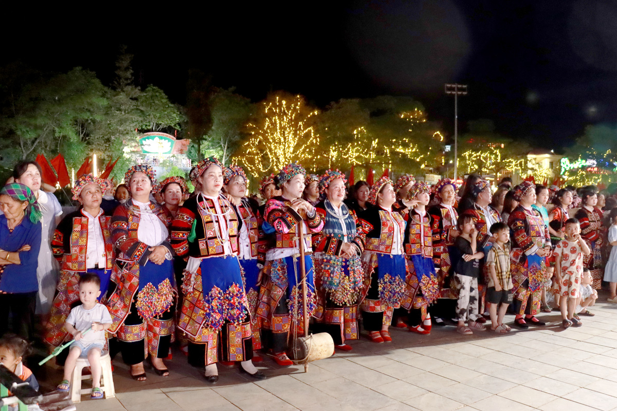Lễ khai mạc thu hút đông đảo nhân dân và du khách đến tham gia.