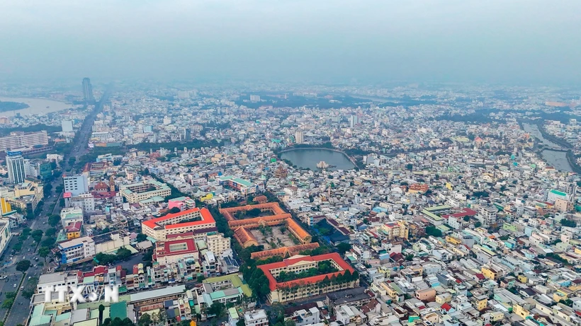 Quá trình chỉnh lý các tài liệu trên phải được thực hiện song song với việc cập nhật dữ liệu đất đai. (Ảnh: TTXVN)