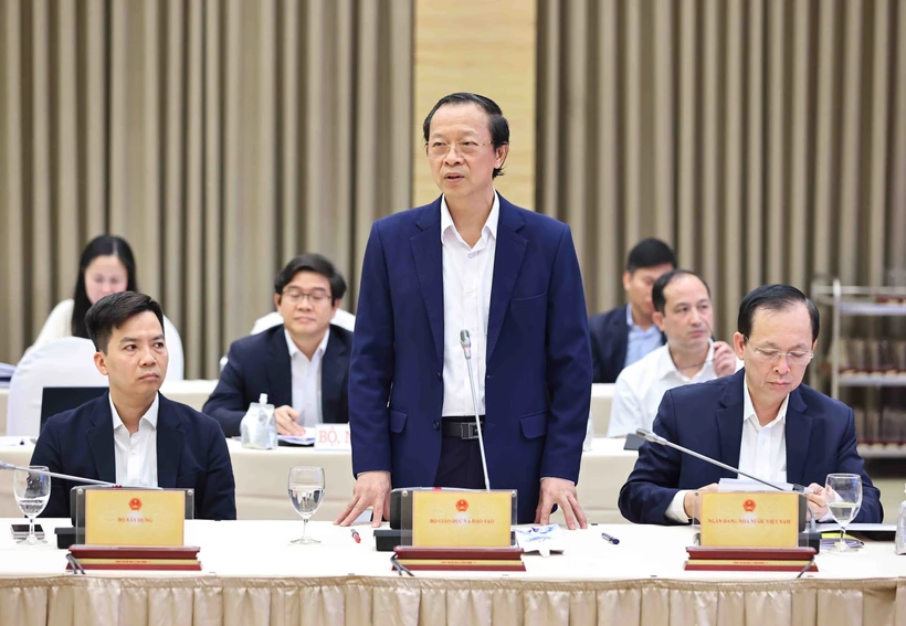 Thứ trưởng Bộ Giáo dục và Đào tạo Phạm Ngọc Thưởng trả lời tại cuộc họp. (Ảnh: Minh Đức/TTXVN)