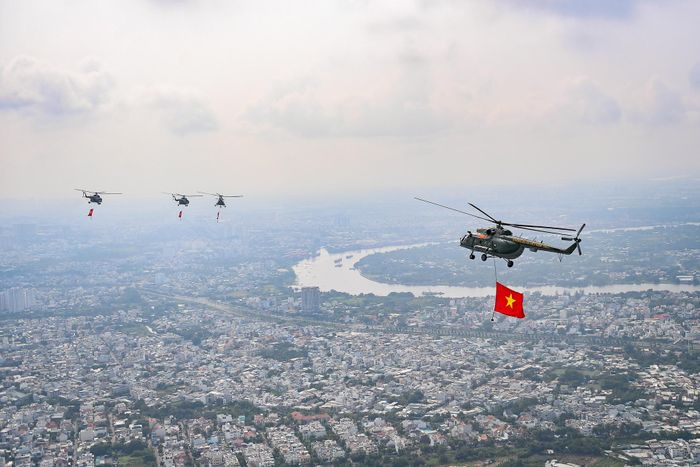  Sau đó, biên đội thoát khỏi khu vực trung tâm TP.HCM ở khu vực bến Bạch Đằng - sông Sài Gòn - Thủ Thiêm. 