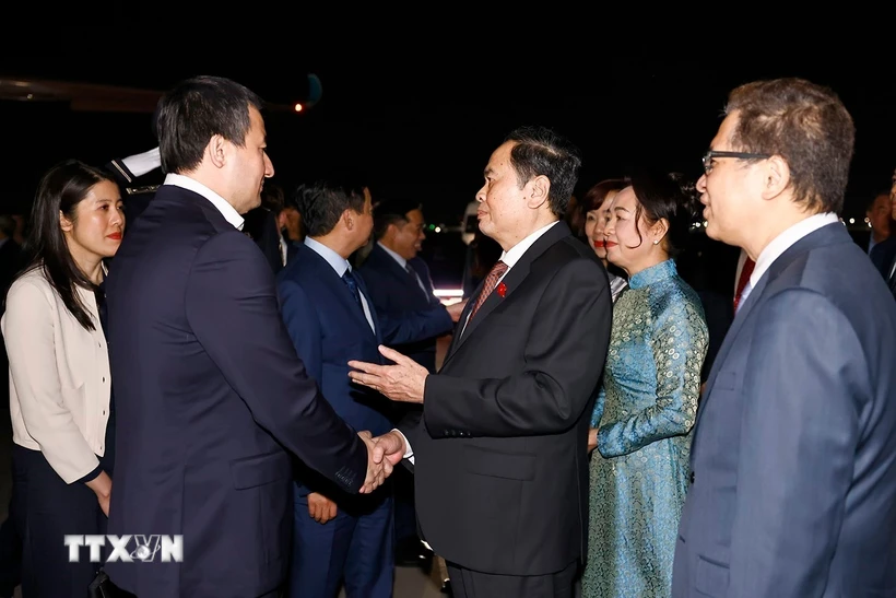Chủ tịch Quốc hội Trần Thanh Mẫn và Phu nhân, Phó Thủ tướng Chính phủ Cộng hòa Uzbekistan KHODJAYEV Jamshid Abdukhakimovich và đại biểu. (Ảnh: Doãn Tấn/TTXVN)