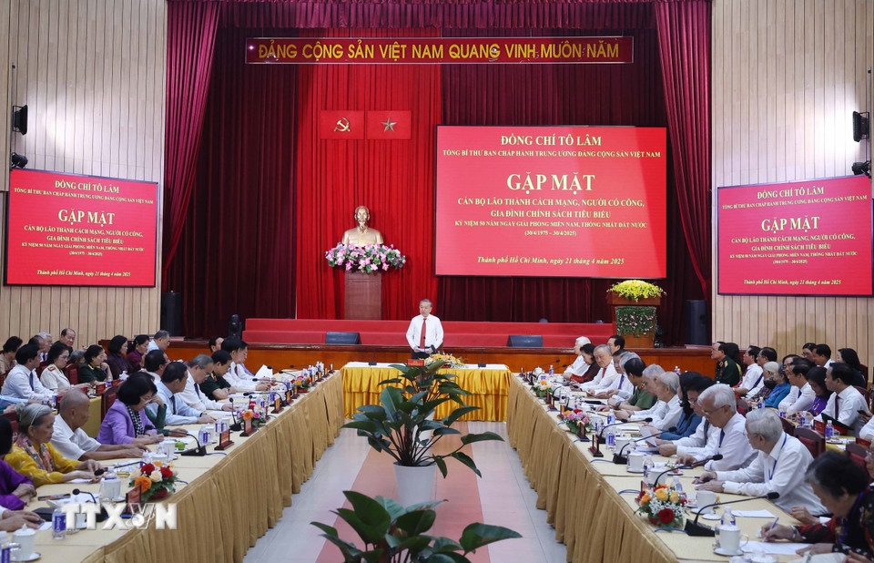 Tổng Bí thư Tô Lâm gặp mặt cán bộ lão thành cách mạng, người có công, gia đình chính sách tiêu biểu