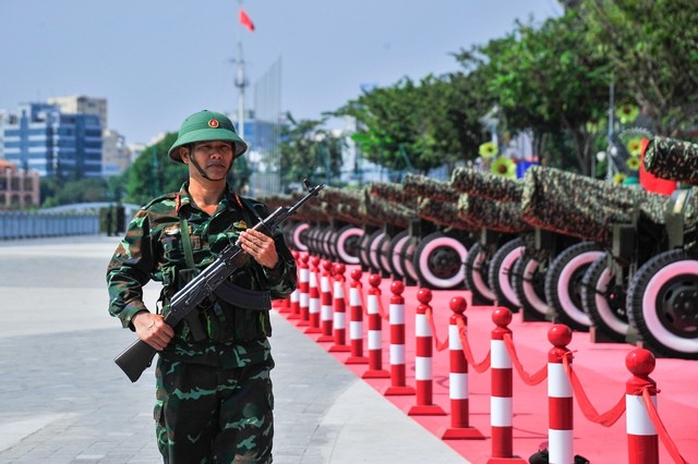 Lữ đoàn Pháo binh 96 (Binh chủng Pháo binh) đã hành quân triển khai trận địa pháo về Công viên Bến Bạch Đằng (quận 1, TP HCM). (Ảnh trong bài: Huỳnh Phúc)