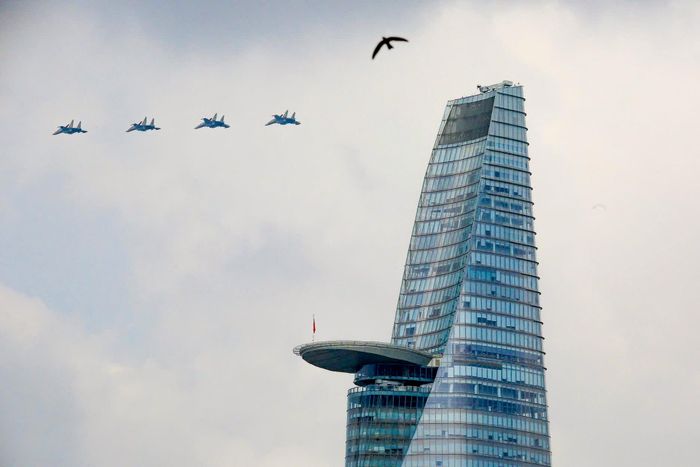  Trong sáng 18/4, các biên đội tiêm kích Su30-MK2, YAK-130 cũng bay luyện tập trên bầu trời trung tâm TP.HCM. 