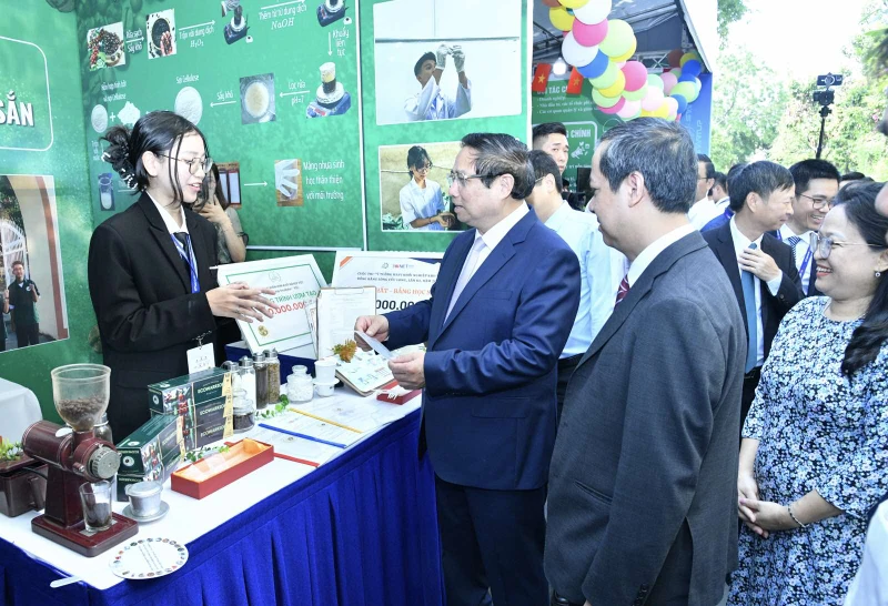 Thủ tướng Phạm Minh Chính tham quan một gian hàng khởi nghiệp của sinh viên tại Trường Đại học Sư phạm Kỹ thuật Thành phố Hồ Chí Minh (Ảnh: THANH GIANG). 