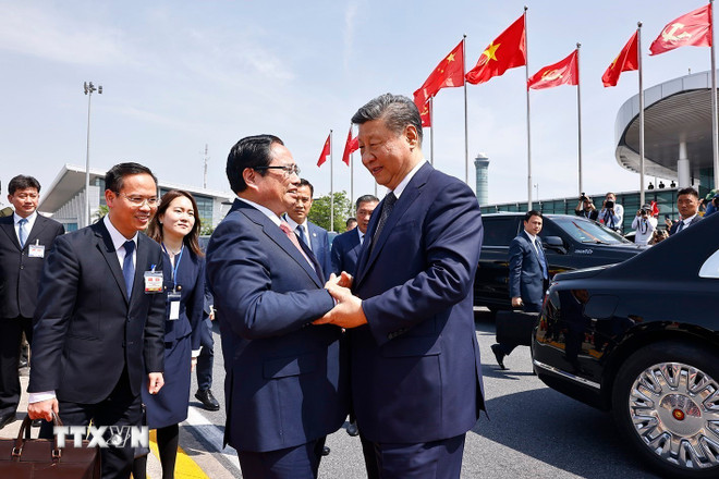 Đồng chí Phạm Minh Chính, Ủy viên Bộ Chính trị, Thủ tướng Chính phủ tiễn Tổng Bí thư, Chủ tịch nước Tập Cận Bình tại Sân bay quốc tế Nội Bài. (Ảnh: Doãn Tấn/TTXVN) ttxvn-tong-bi-thu-chu-tich-nuoc-trung-quoc-tap-can-binh-ket-thuc-tot-dep-viet-nam-15-10.jpg