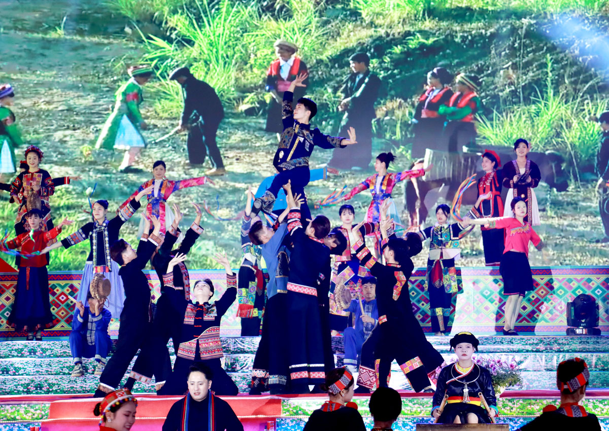 Tiết mục văn nghệ đặc sắc tại lễ khai mạc.