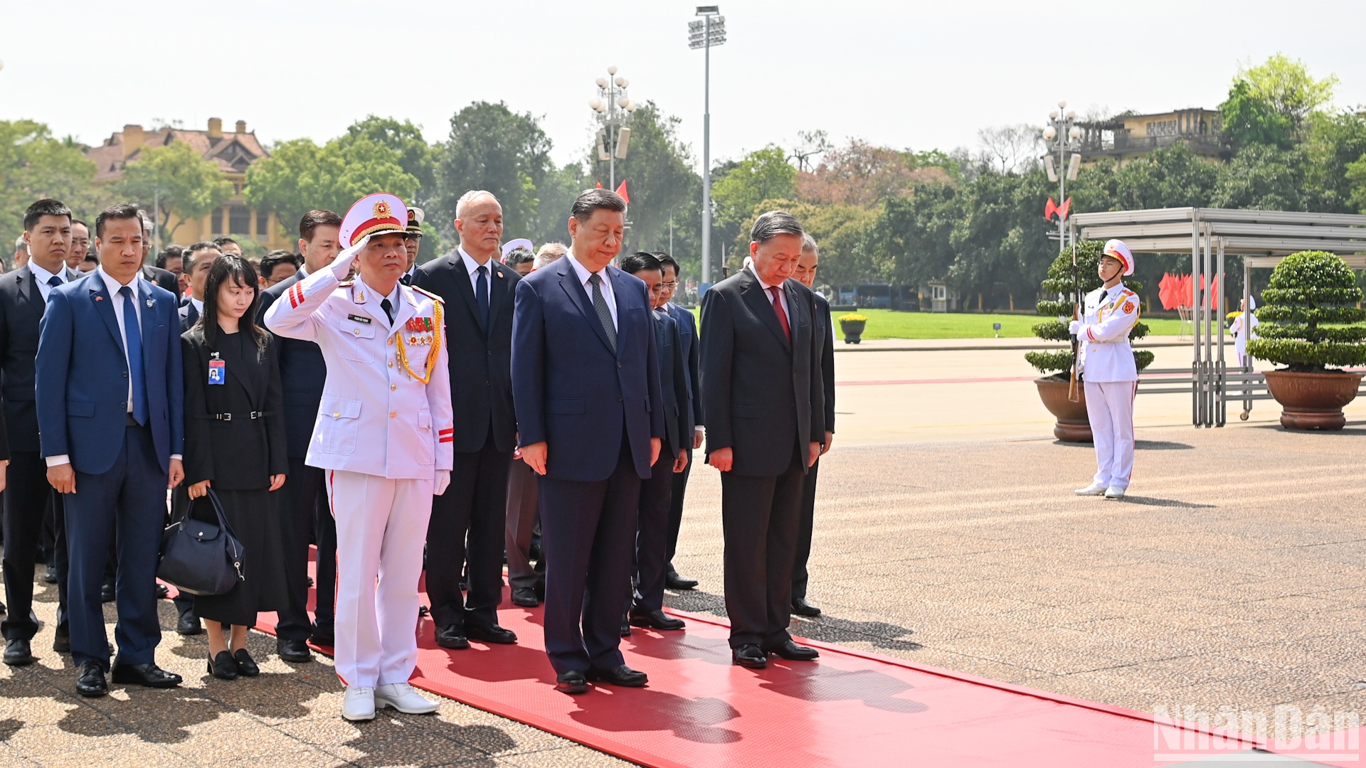Tổng Bí thư Tô Lâm và Tổng Bí thư, Chủ tịch Trung Quốc Tập Cận Bình cùng các đại biểu thành kính tưởng nhớ Chủ tịch Hồ Chí Minh.