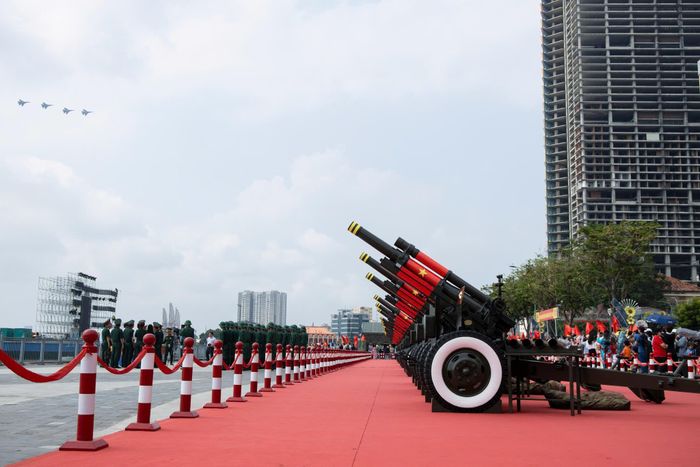  Hàng nghìn người dân xếp hàng từ sáng sớm để chụp hình cùng những khẩu pháo đại bác tại công viên Bến Bạch Đằng (quận 1). Nhiều người tỏ ra phấn khích khi lần đầu chiêm ngưỡng khí tài quân sự ngoài đời thực. 