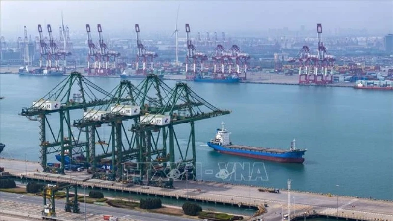 Quang cảnh cảng hàng hóa ở Thiên Tân, Trung Quốc. (Ảnh: THX/TTXVN)