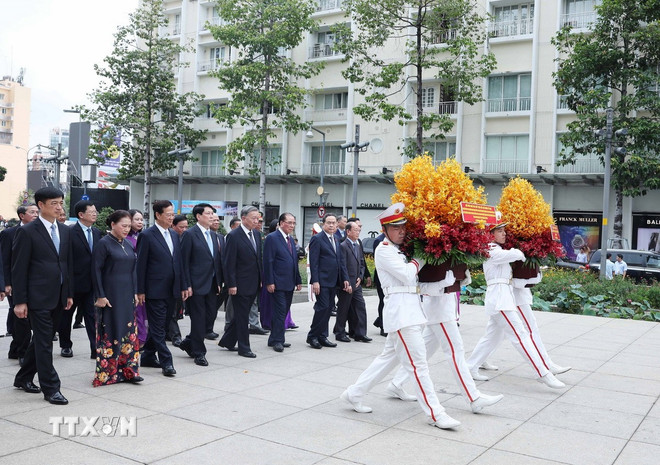 Các đồng chí lãnh đạo, nguyên lãnh đạo Đảng Nhà nước dâng hoa tại Công viên Tượng đài Bác Hồ (Quận 1, Hồ Chí Minh). (Ảnh: Thống Nhất/TTXVN) ttxvn-tong-bi-thu-to-lam-1-resize.jpg