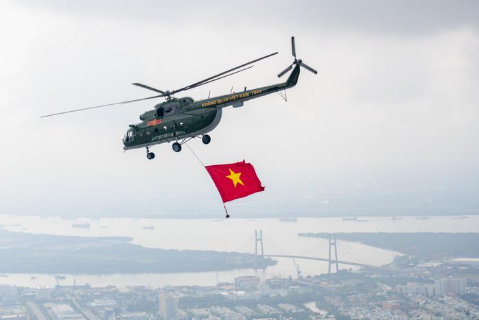  Trực thăng kéo cờ bay qua khu vực cầu Phú Mỹ (quận 7, TP.HCM). 