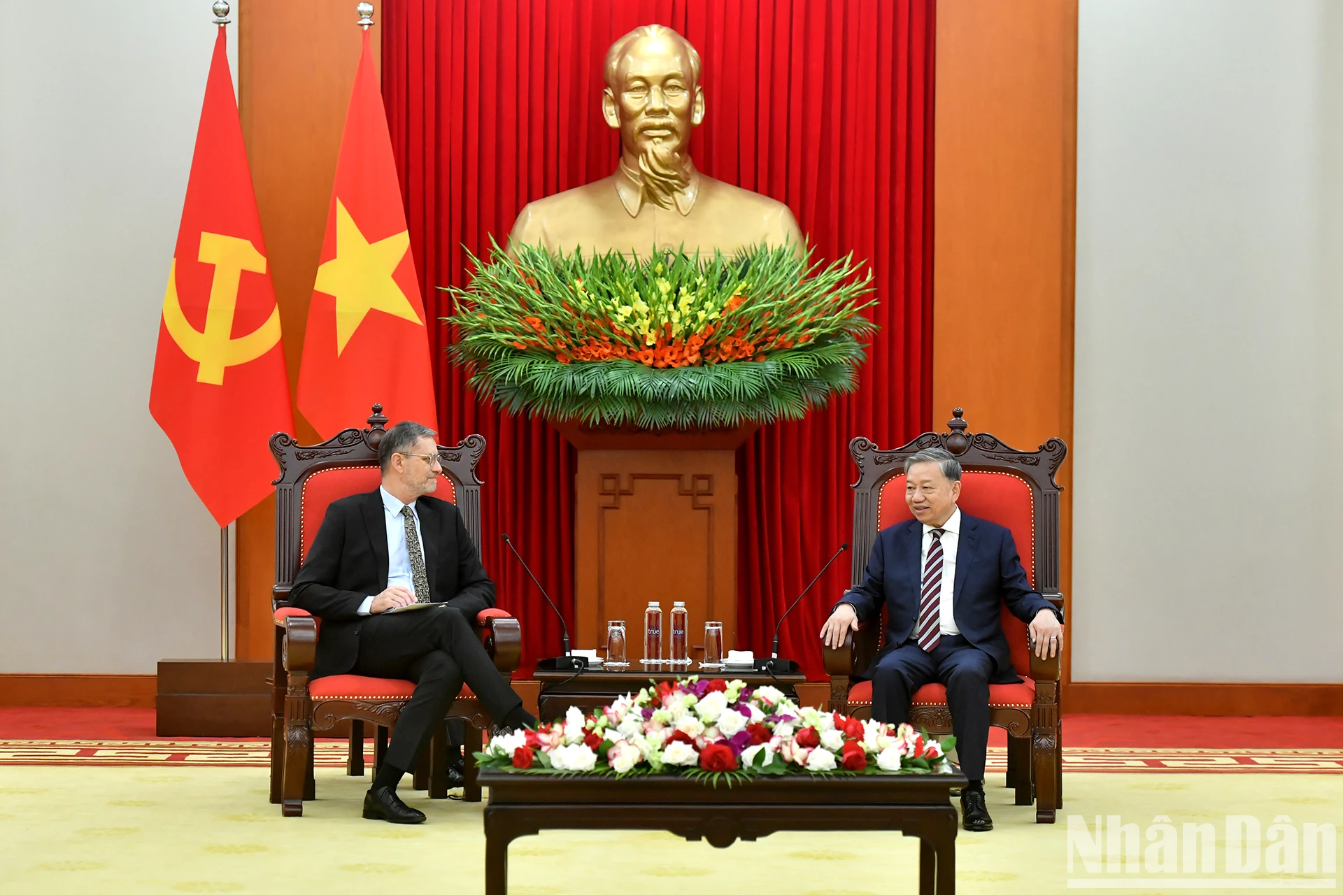 [Ảnh] Tổng Bí thư Tô Lâm tiếp Đại sứ Pháp tại Việt Nam Olivier Brochet ảnh 1