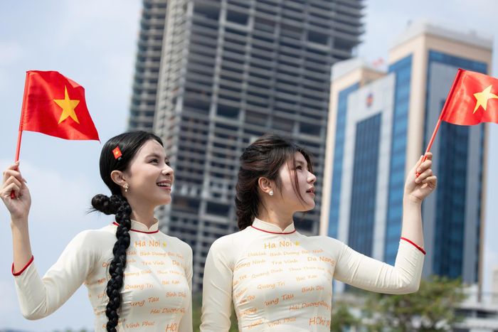  Thanh Vy và Khánh Quỳnh tự hào khi mặc tà áo dài Việt Nam và được ngắm màn trình diễn của trực thăng và Su30. “Chúng tôi nhìn thấy tình yêu nước từ trẻ nhỏ đến thanh niên và người già. Ngày 30/4 chúng tôi dự định sẽ đi từ 2h sáng để có vị trí xem diễu binh đẹp