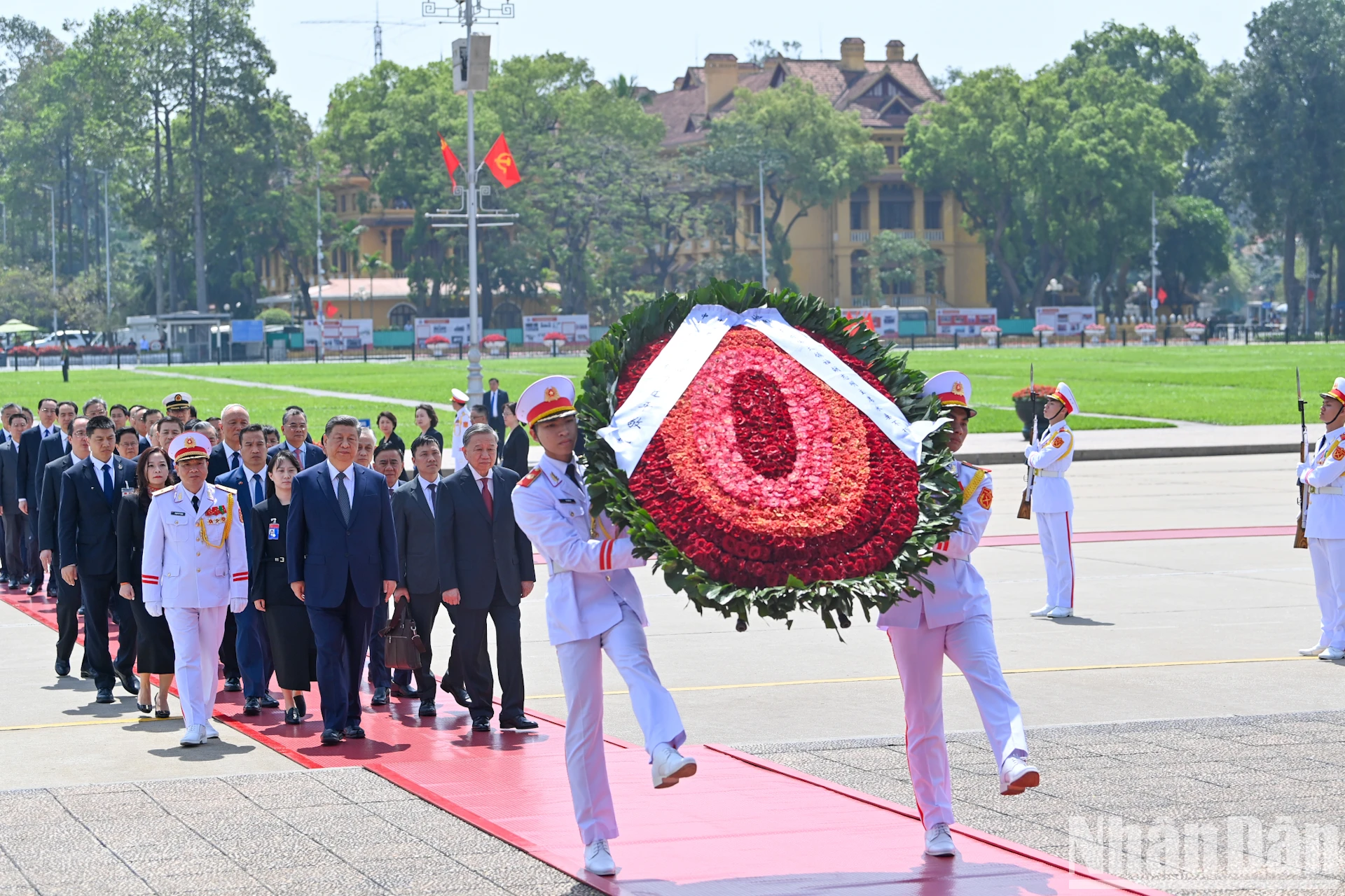 [Ảnh] Tổng Bí thư, Chủ tịch Trung Quốc Tập Cận Bình vào Lăng viếng Chủ tịch Hồ Chí Minh ảnh 2
