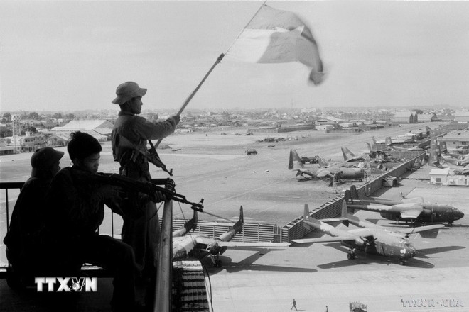 Cờ giải phóng tung bay trên sân bay Tân Sơn Nhất, ngày 30/4/1975. (Ảnh: Quang Thành/TTXVN) ttxvn-giai-phong-mien-nam-tong-tien-cong-chien-dich-ho-chi-minh.jpg