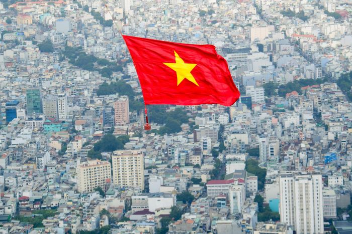  Đây là lần đầu tiên biên đội tập luyện kéo cờ vào TP.HCM. Lá cờ có diện tích 19 m2 với quả đối trọng nặng 120 kg. 