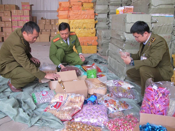 Tính dễ dãi của người tiêu dùng dẫn đến việc chấp nhận mua hàng nhái, hàng giả, hàng kém chất lượng. (Ảnh: Vietnam+)