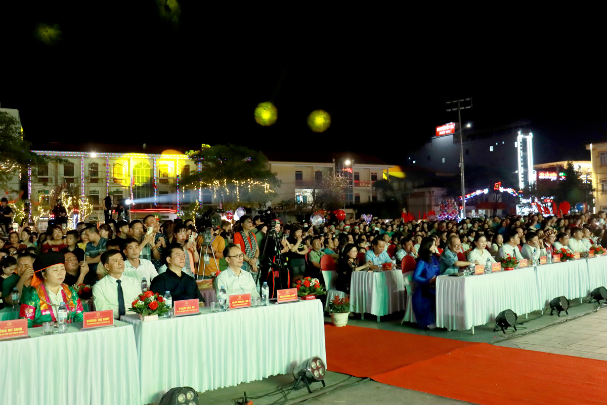 Các đại biểu dự buổi lễ.