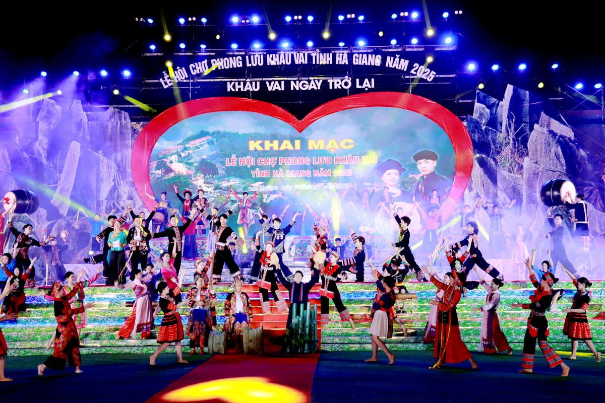 Các tiết mục được dàn dựng công phu, hoành tráng.