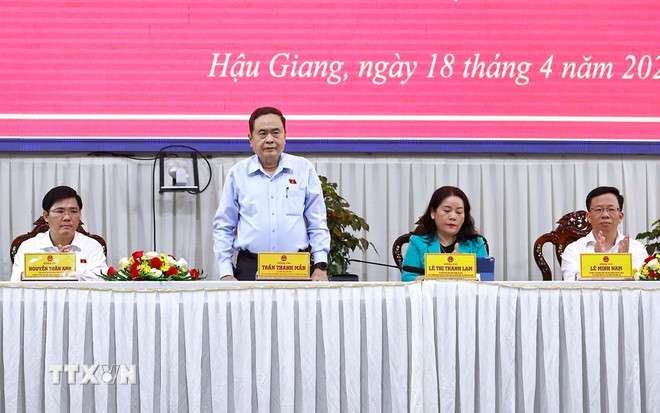 ttxvn-1804-chu-tich-quoc-hoi-tiep-xuc-cu-tri-3.jpg