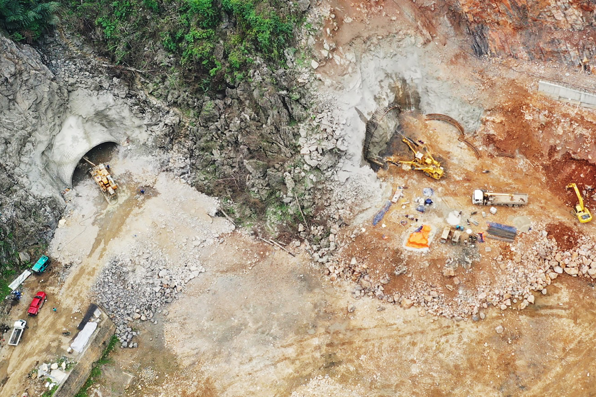 Thi c&ocirc;ng hầm xuy&ecirc;n n&uacute;i đường bao biển Hạ Long - Cẩm Phả