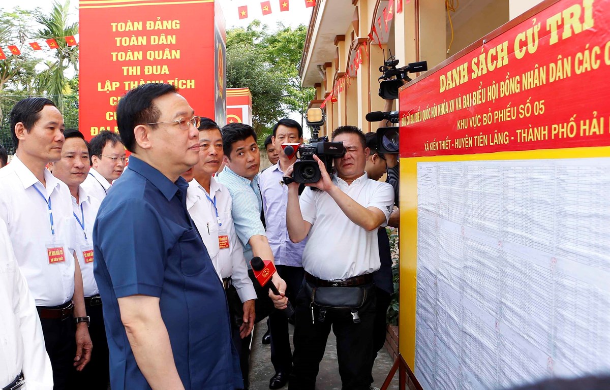 Chủ tịch Quốc hội Vương Đình Huệ kiểm tra công tác chuẩn bị bầu cử tại Hải Phòng. (Nguồn ảnh: TTXVN)