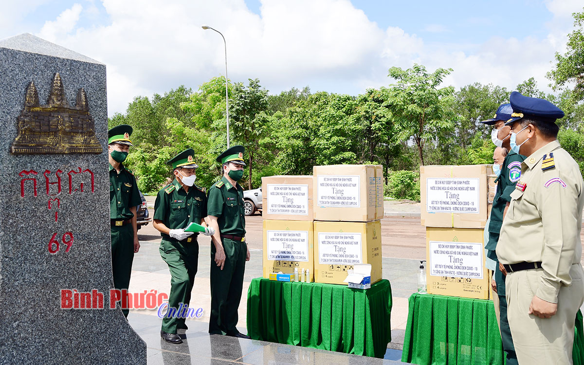 Hỗ trợ vật chất phòng dịch cho lực lượng công an Campuchia