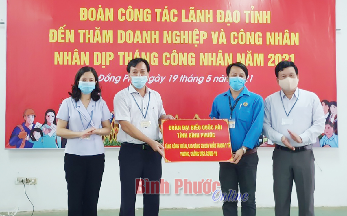 Lãnh đạo tỉnh thăm, tặng quà công nhân Khu công nghiệp Bắc Đồng Phú