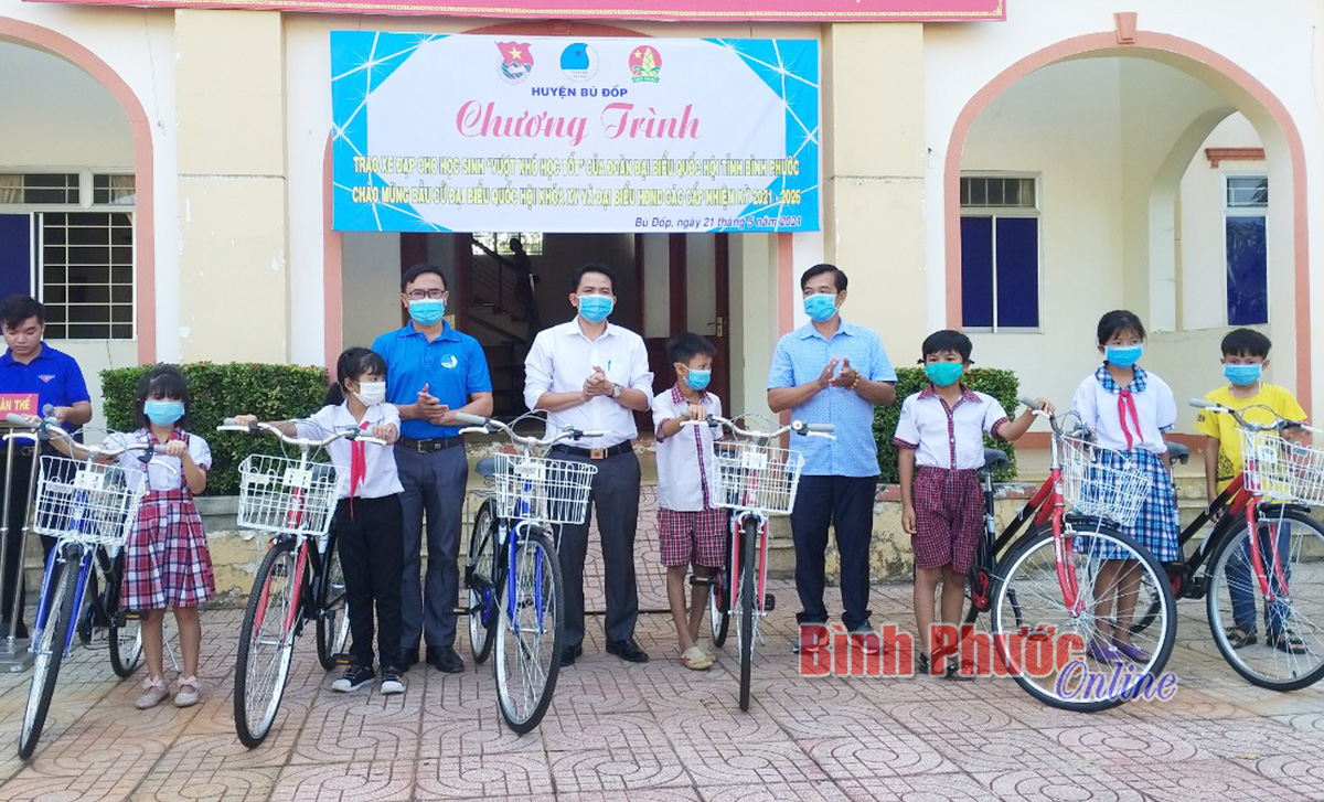 Đoàn đại biểu Quốc hội tỉnh Bình Phước tặng 20 xe đạp cho học sinh Bù Đốp