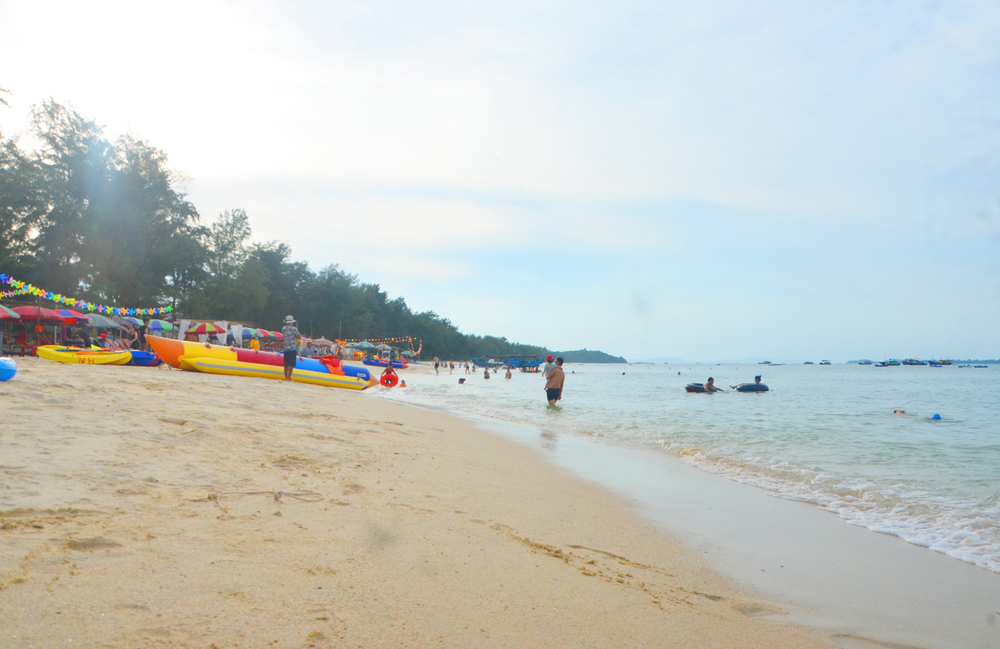 Chiều h&egrave; tr&ecirc;n B&atilde;i biển Hồng V&agrave;n, Đồng Tiến (C&ocirc; T&ocirc;).