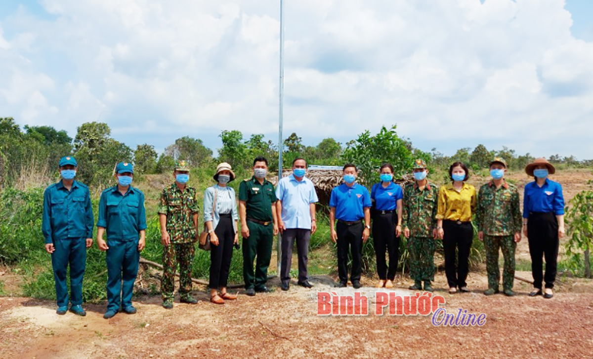 Thăm, tặng quà các chốt kiểm soát dịch bệnh Covid